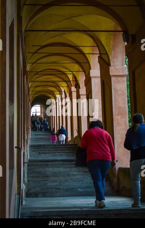 BOLOGNA - 25 APRILE 2017: Vista interna al Portico di San Luca, un monumentale porticato coperto che collega porta Saragozza con San Luca Sanctu Foto Stock