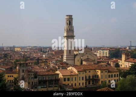 Vista sui tetti della Cattedrale di Verona, in Italia Foto Stock