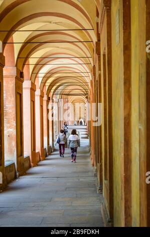 BOLOGNA - 25 APRILE 2017: Vista interna al Portico di San Luca, un monumentale porticato coperto che collega porta Saragozza con San Luca Sanctu Foto Stock
