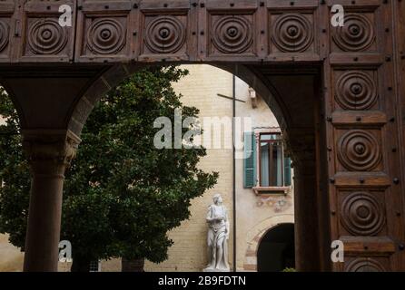 Una statua di marmo per le strade di Verona Foto Stock