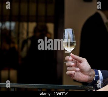 Bicchiere di fino sherry (manzanilla sherry) alla Fiera di aprile (Feria de Abril), Fiera di Siviglia (Feria de Sevilla), Andalusia, Spagna. Viaggi un Foto Stock