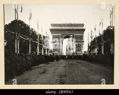 Cenotaph, il monumento eretto alla memoria dei morti della Grande Guerra vicino all'Arco di Trionfo, Place de l'Etoile, 8 ° arrondissement, Parigi Guerre 1914-1918. 'Cénotaphe, monumento élevé à la mémoire des morts de la grande guerre près de l'Arc de Triomphe, Place de l'Etoile. Parigi (VIIIe arr.). Défilé du 14 juillet 1919, avenue des Champs-Elysées. Photographie de Charles Lansiaux (1855-1939). Parigi, musée Carnavalet. Foto Stock