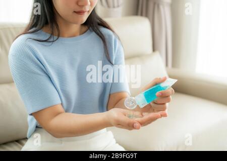 Utero asiatico con gel antisettico imbevuto di alcool, prevenzione, pulizia frequente delle mani, prevenzione delle infezioni, scoppio di Covid-19 lavare le mani con sanitiz per le mani Foto Stock