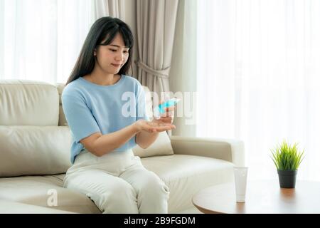 Utero asiatico con gel antisettico imbevuto di alcool, prevenzione, pulizia frequente delle mani, prevenzione delle infezioni, scoppio di Covid-19 lavare le mani con sanitiz per le mani Foto Stock