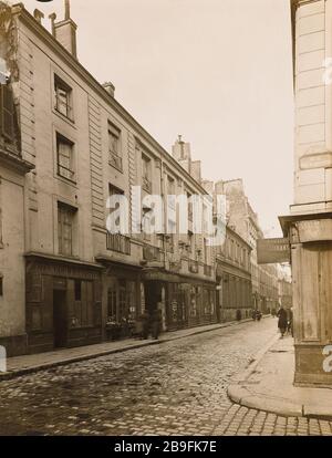 MURO DI EX PRIGIONE DI FORZA CON LA CREAZIONE DI BAGNO 11 RUE SEVIGNE Mur de l''ancienne carcere de la Force avec l''établissement de bains, 11, rue de Sévigné, Parigi (IIIème arr.). Photographie de Charles Lansiaux (1855-1939), 30 Mars 1917. Parigi, musée Carnavalet. Foto Stock