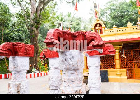 Pillers di fronte Japali Tempio a Tirumala, Andhraparesh, India Foto Stock