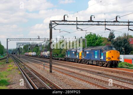 Un paio di locomotive diesel DRS classe 37 numeri 37069 e 37059 a doppia voce di trasporto intermodale a South Kenton a Londra. Foto Stock