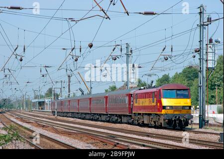 Una locomotiva elettrica di classe 90 numero 90026 che lavora un treno di scorta di coaching vuoto dopo Hitchin sulla linea principale della costa orientale. Foto Stock