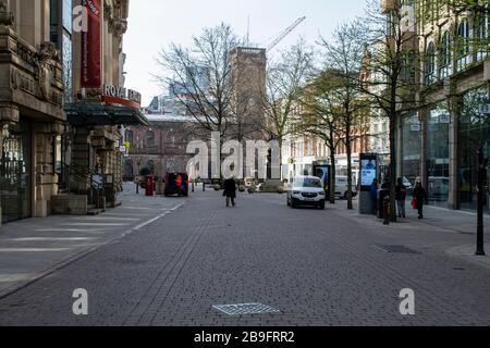 Una tranquilla St Ann's Square Manchester il giorno 1 di coronavirus chiuso nel Regno Unito Foto Stock