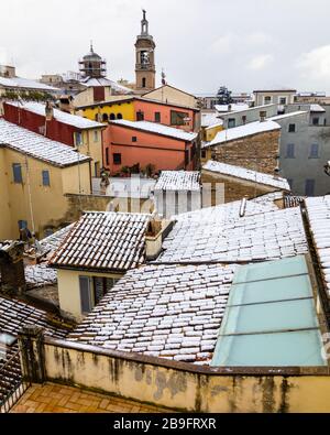 Neve imprevista cade sui tetti di Foligno, nella regione umbra d'Italia Foto Stock