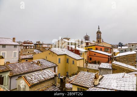 Neve imprevista cade sui tetti di Foligno, nella regione umbra d'Italia Foto Stock