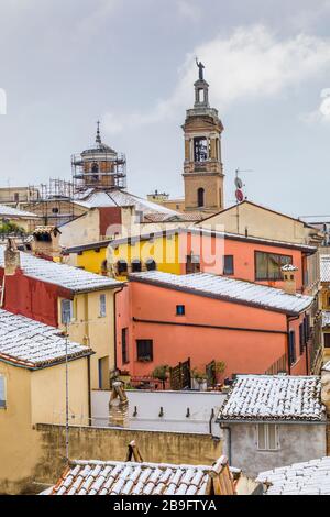 Neve imprevista cade sui tetti di Foligno, nella regione umbra d'Italia Foto Stock