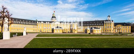 Panorama laterale dell'ingresso principale del Castello di Karlsruhe con giardino ed edifici. A Karlsruhe, Baden-Württemberg, Germania Foto Stock