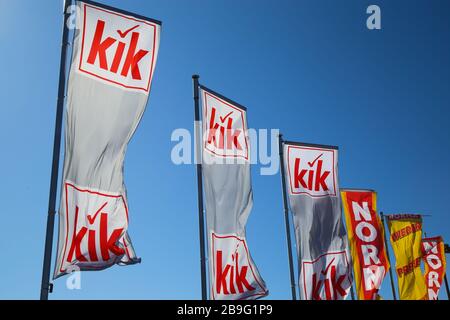 Heinsberg, Germania - Marzo 23. 2020: Primo piano delle bandiere isolate della catena discounter di moda tedesca Kik contro il cielo azzurro Foto Stock