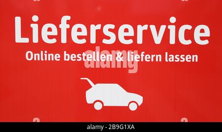 Heinsberg, Germania - Marzo 23. 2020: Visualizzazione sul cartello rosso con il testo in tedesco: Servizio di consegna, ordine online e consegna Foto Stock