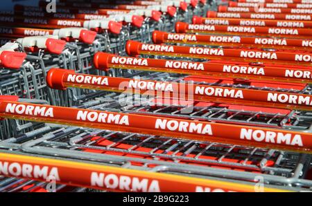Heinsberg, Germania - Marzo 23. 2020: Primo piano di carrelli a fila isolata della catena discounter tedesca dei supermercati norma Foto Stock