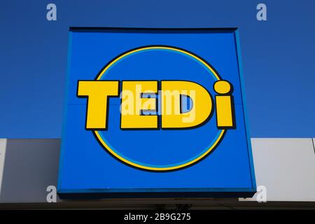 Heinsberg, Germania - Marzo 23. 2020: Primo piano del segno isolato della catena discounter tessile non alimentare tedesca Tedi contro il cielo azzurro Foto Stock