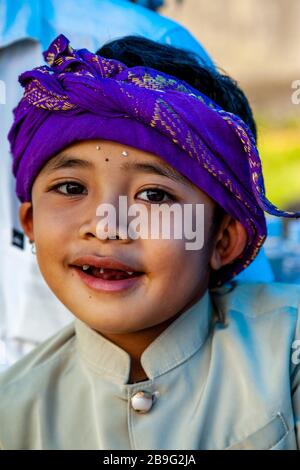 Un ritratto di un ragazzo indù balinese durante UN Festival religioso locale, Ubud, Bali, Indonesia. Foto Stock