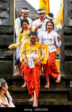 Un gruppo di giovani indù balinesi che lasciano UN Tempio durante UN Festival religioso locale, Ubud, Bali, Indonesia. Foto Stock