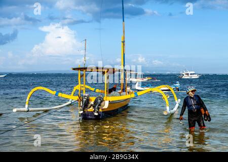 Una barca a vela tradizionale Jukung sulla spiaggia di Sanur, Bali, Indonesia. Foto Stock