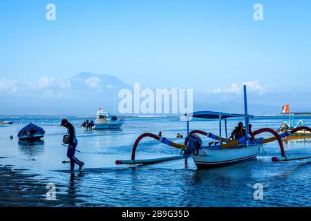 Una barca a vela tradizionale Jukung sulla spiaggia di Sanur, Bali, Indonesia. Foto Stock