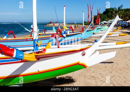 Barche tradizionali Jukung sulla spiaggia di Sanur, Bali, Indonesia. Foto Stock