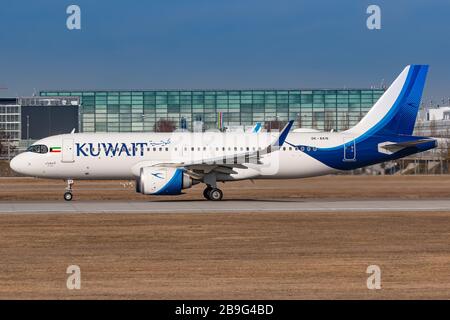 Monaco di Baviera, Germania - 15 febbraio 2020: Kuwait Airways Airbus A320 Neo aereo all'aeroporto di Monaco (MUC) in Germania. Airbus è un produttore di aeromobili fr Foto Stock