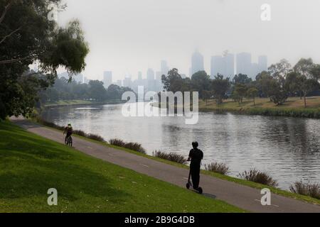 Il fuoco di Bush infuriò la città di Melbourne e il fiume Yarra, Australia Foto Stock