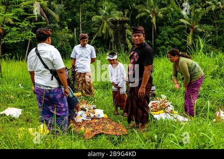 I balinesi visitano le tombe della loro famiglia durante UNA vacanza locale, Bali, Indonesia. Foto Stock