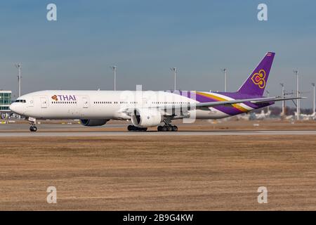 Monaco di Baviera, Germania - 15 febbraio 2020: Aereo Thai Airways Boeing 777 all'aeroporto di Monaco (MUC) in Germania. Boeing è un produttore di aeromobili con sede in Foto Stock