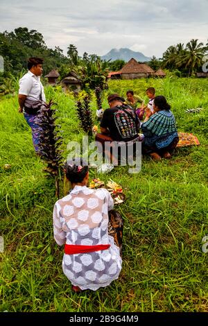 I balinesi visitano le tombe della loro famiglia durante UNA vacanza locale, Bali, Indonesia. Foto Stock