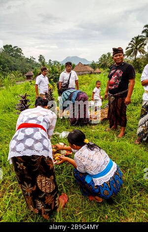 I balinesi visitano le tombe della loro famiglia durante UNA vacanza locale, Bali, Indonesia. Foto Stock