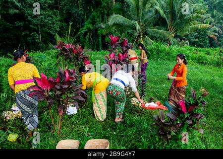 I balinesi visitano le tombe della loro famiglia durante UNA vacanza locale, Bali, Indonesia. Foto Stock