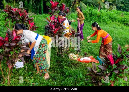 I balinesi visitano le tombe della loro famiglia durante UNA vacanza locale, Bali, Indonesia. Foto Stock