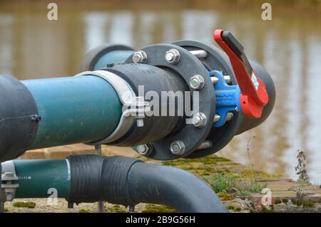 29 febbraio 2020, Sassonia, Naunhof: Valvole di arresto su tubi dell'acqua in un'acquedotto nel distretto di Lipsia. Foto: Volkmar Heinz/dpa-Zentralbild/ZB Foto Stock