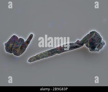 Fibula in bronzo o pin mantello, modello curvo e stretto, terra di fissaggio fibula trovare metallo in bronzo, fibula in bronzo trafilato stampato o pin mantello (). Modello curvo e stretto. Alla fine lungo 'shoe' come il fissaggio dell'ago. Frammento di estremità arricciata dell'ago, archeologia Spijkenisse romana epoca Medioevo abito perni di fissaggio suolo scoperta Spijkenisse Foto Stock