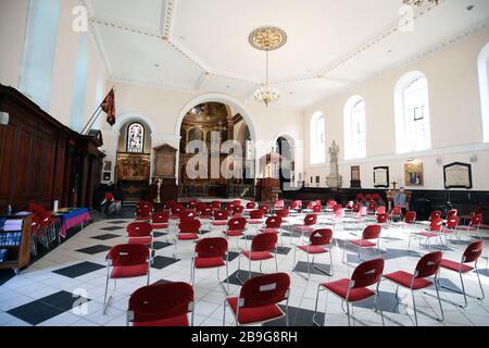 La chiesa della Santissima Trinità a Guildford, che ha chiuso il giorno dopo che il primo ministro Boris Johnson ha messo il Regno Unito in una situazione di blocco per contribuire a frenare la diffusione del coronavirus. Foto Stock