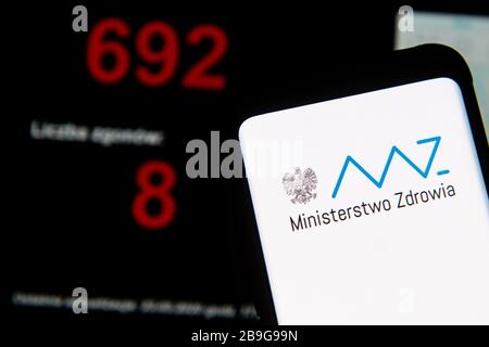 In questa illustrazione della foto un logo Ministerstwo Zdrowia 'la Salute in Polonia' visto visualizzato su uno smartphone.UN sito web che mostra il numero di persone infettate con il coronavirus Covid-19 in Polonia è visualizzato come sfondo. Foto Stock