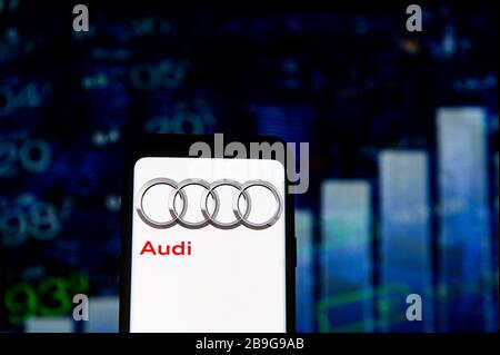 In questa illustrazione fotografica viene visualizzato un logo Audi visualizzato su uno smartphone. Foto Stock