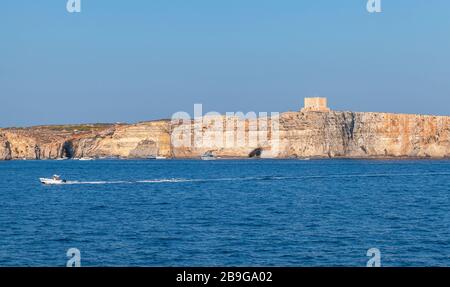 Paesaggio estivo con la Torre di Santa Maria, Forte del XVII secolo sull'Isola di Comino, Malta Foto Stock