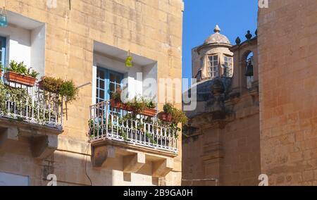 Balconi con fiori a Mdina, città vecchia fortificata di Malta Foto Stock