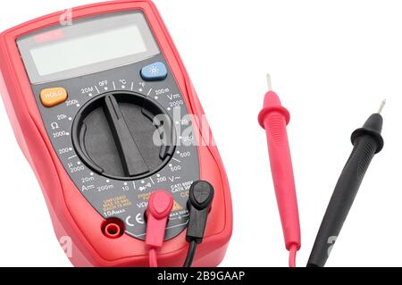 Multimetro per lavorare con l'elettricità su uno sfondo bianco isolato Foto Stock