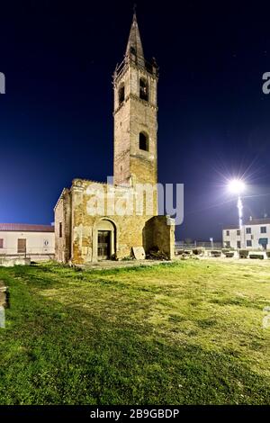 L'antica chiesa di Sant'Antonio Abate nel villaggio di Bevilacqua. Provincia di Verona, Veneto, Italia, Europa. Foto Stock