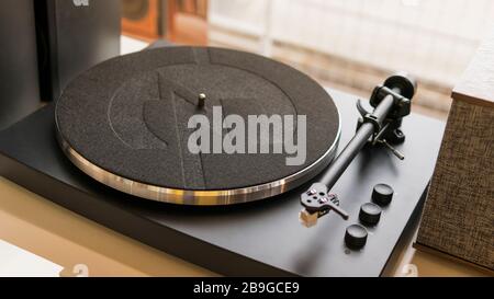 Primo piano del moderno giradischi in vinile. Ago di un disco vinilico. Concetto di impianto audio con tecnologia audio Foto Stock