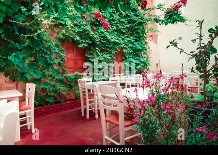 Cafe e ristoranti in incredibili stradine strette di popolare destinazione sull'isola di Paros. Grecia. Architettura tradizionale e colori del mediterraneo ci Foto Stock