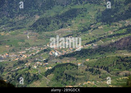 Villaggio e coltivazioni a terrazza nei dintorni di Sao Vicente. Costa Nord dell'isola di Madeira, Portogallo Foto Stock