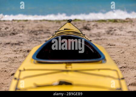 I kayak colorati allineano l'acqua - fuoco selettivo, spazio di copia Foto Stock