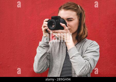 Giovane fotografo donna che si concentra sullo spettatore Foto Stock