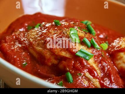 Doro Wat, stufato o curry che possono essere preparati con pollo, manzo, cucina etiopica, piatti africani tradizionali assortiti, vista dall'alto. Foto Stock