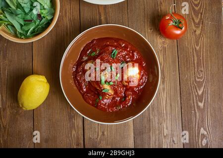 Doro Wat, stufato o curry che possono essere preparati con pollo, manzo, cucina etiopica, piatti africani tradizionali assortiti, vista dall'alto. Foto Stock